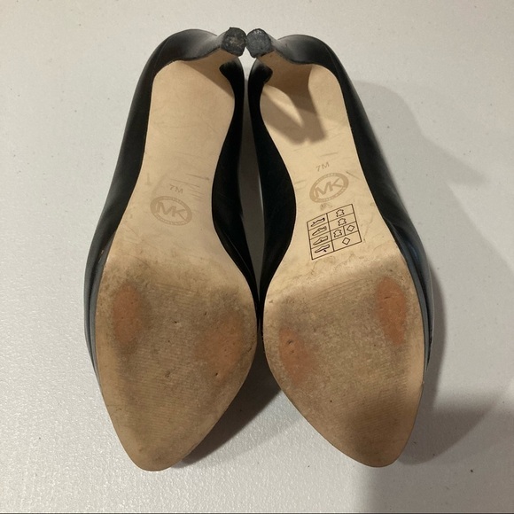 MICHAEL KORS Sz 7 4.5” Heel 1/2” Front Platform & Golden MK Locket Pumps Heels - Picture 5 of 9